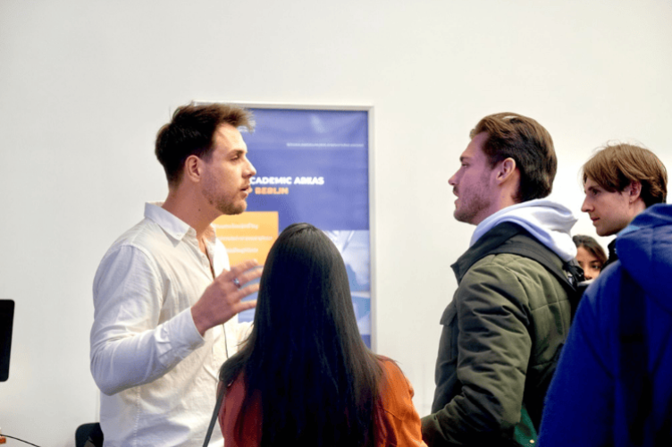 Mikel Mangold speaking with a group of students at ESCP Business School in Berlin